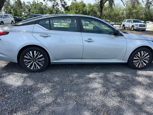 Brilliant Silver Metallic 2024 Nissan Altima 2.5 SV