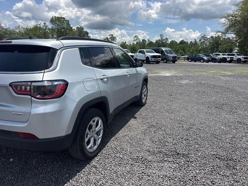 Silver Zynith 2024 Jeep Compass Latitude