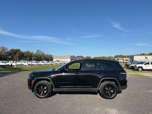 Diamond Black 2025 Jeep Grand Cherokee Laredo