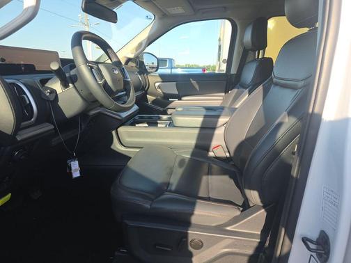 Oxford White 2025 Ford Expedition Active