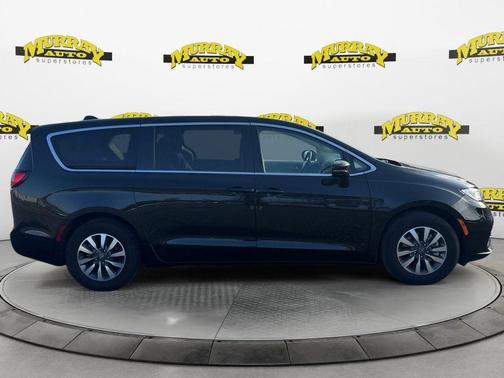 Brilliant Black Crystal Pearlcoat 2024 Chrysler Pacifica Hybrid Select