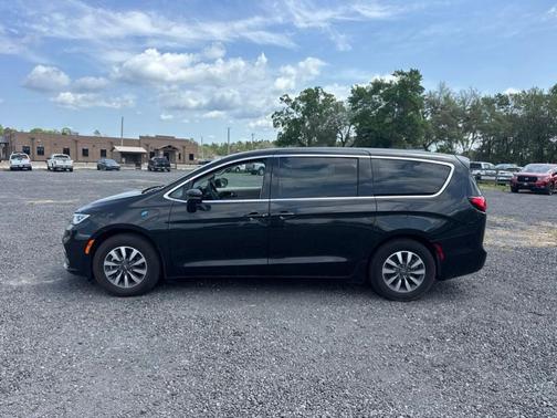 Brilliant Black Crystal Pearlcoat 2024 Chrysler Pacifica Hybrid Select