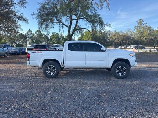 Super White 2018 Toyota Tacoma TRD Sport