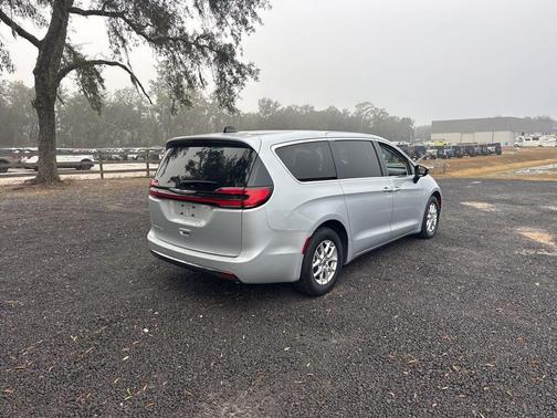 2024 Chrysler Pacifica Touring-L