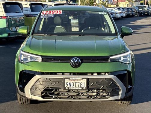 Bright Moss Green Metallic 2025 Volkswagen Taos 1.5T SE