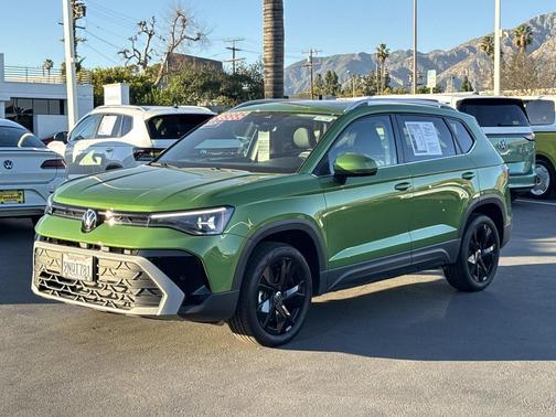 Bright Moss Green Metallic 2025 Volkswagen Taos 1.5T SE