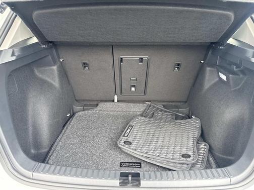 Pure White 2025 Volkswagen Taos 1.5T SE