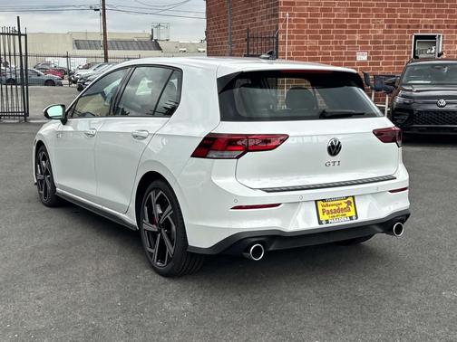 Opal White Pearl 2026 Volkswagen Golf GTI 2.0T SE DSG