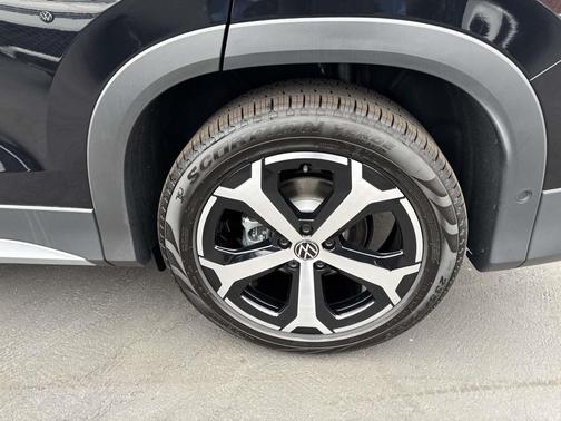 Deep Black Pearl 2026 Volkswagen Tiguan 2.0T SE