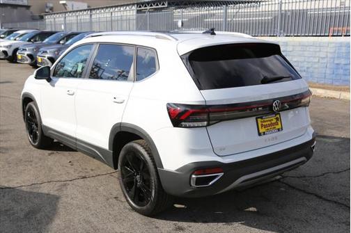 2025 Volkswagen Taos 1.5T SE