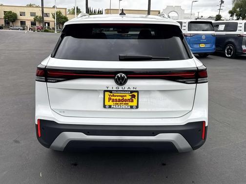 pure white 2026 Volkswagen Tiguan 2.0T SE
