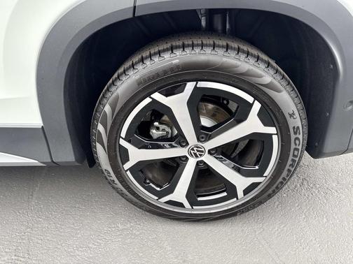 pure white 2026 Volkswagen Tiguan 2.0T SE