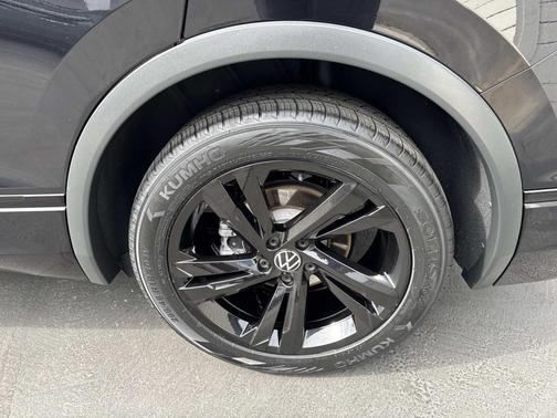 Deep Black Pearl 2023 Volkswagen Tiguan 2.0T SE R-Line Black