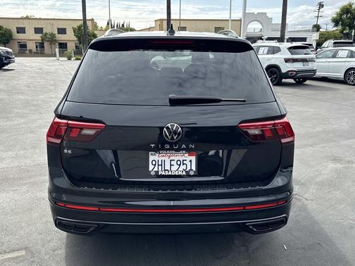 Deep Black Pearl 2023 Volkswagen Tiguan 2.0T SE R-Line Black