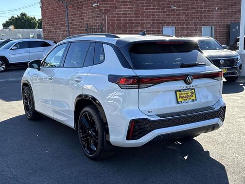 White/off-white 2026 Volkswagen Tiguan 2.0T SE R-Line Black