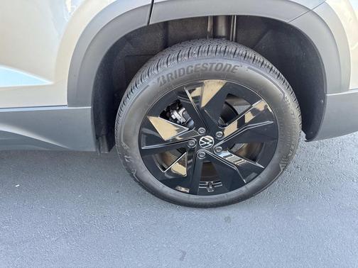 Pyrite Silver Metallic 2025 Volkswagen Taos 1.5T SE