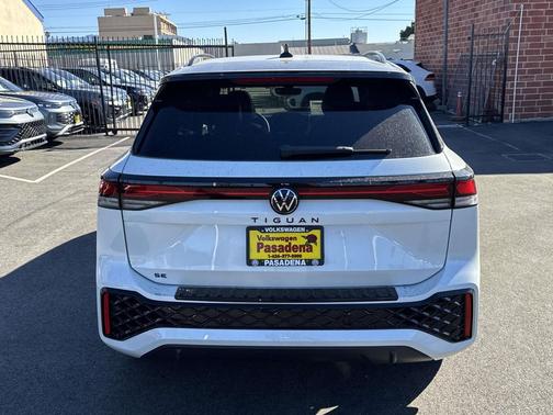 White/off-white 2026 Volkswagen Tiguan 2.0T SE R-Line Black