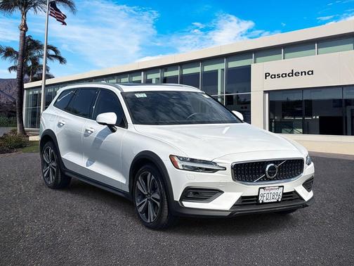 2023 Volvo V60 Cross Country B5 Plus