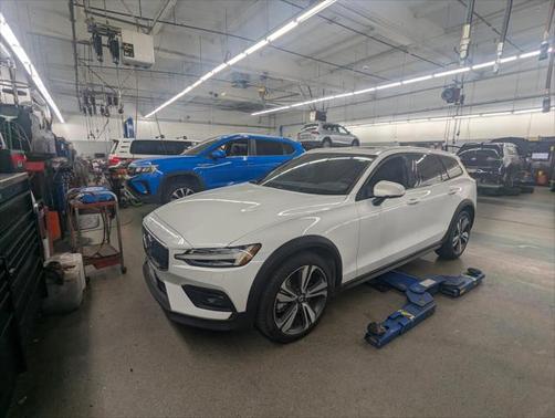 2023 Volvo V60 Cross Country B5 Plus