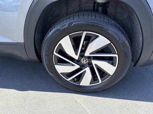 Gray 2025 Volkswagen Atlas 2.0T SE w/Technology