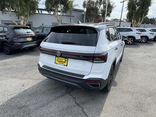 2025 Volkswagen Taos 1.5T SE Black