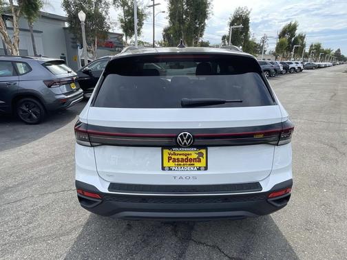 2025 Volkswagen Taos 1.5T SE Black