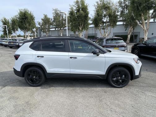 2025 Volkswagen Taos 1.5T SE Black