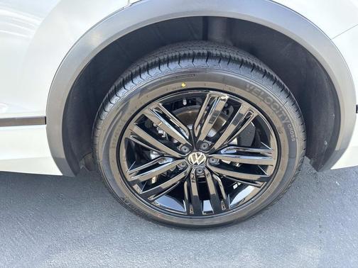 White 2022 Volkswagen Tiguan 2.0T SE R-Line Black 4MOTION