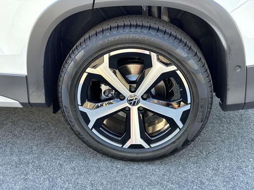 pure white 2026 Volkswagen Tiguan 2.0T SE