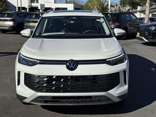 pure white 2026 Volkswagen Tiguan 2.0T SE
