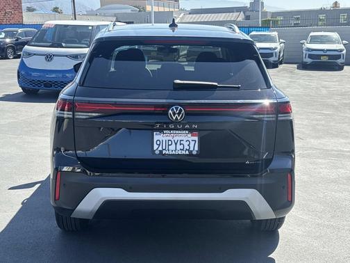Deep Black Pearl 2025 Volkswagen Tiguan 2.0T S 4MOTION