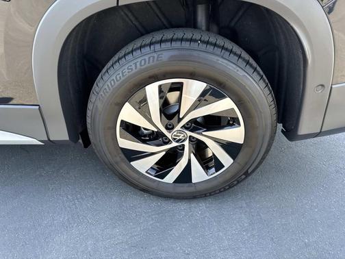 Deep Black Pearl 2025 Volkswagen Tiguan 2.0T S 4MOTION