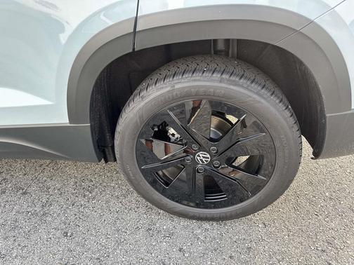 2026 Volkswagen Taos SE Black