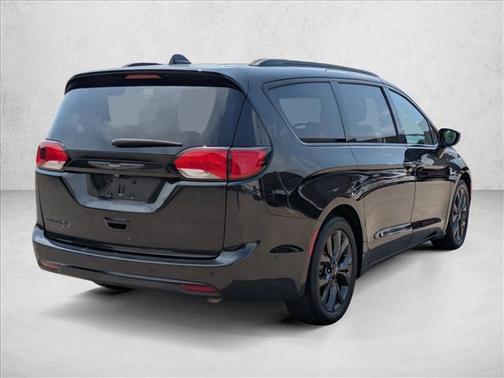 Brilliant Black Crystal Pearlcoat 2019 Chrysler Pacifica Touring L