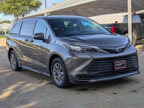 2022 Toyota Sienna LE