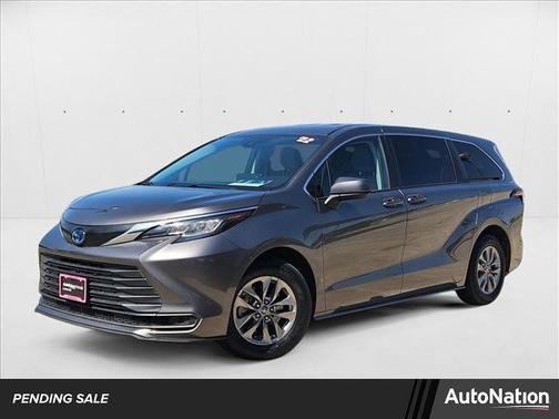 2022 Toyota Sienna LE