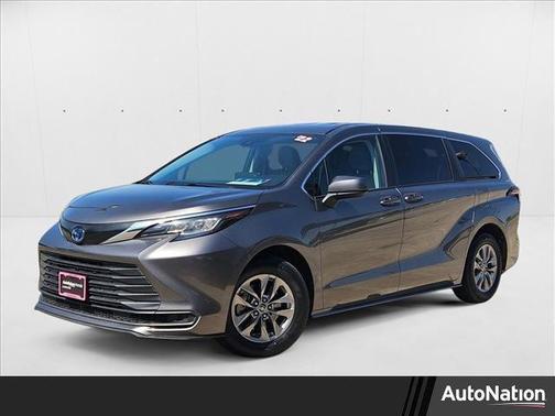 2022 Toyota Sienna LE