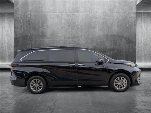 2024 Toyota Sienna XLE 8 Passenger