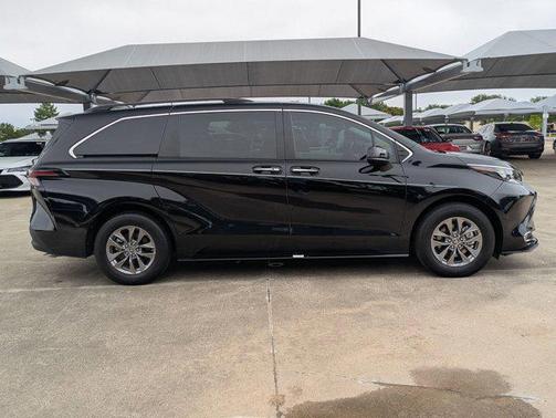 2024 Toyota Sienna XLE 8 Passenger