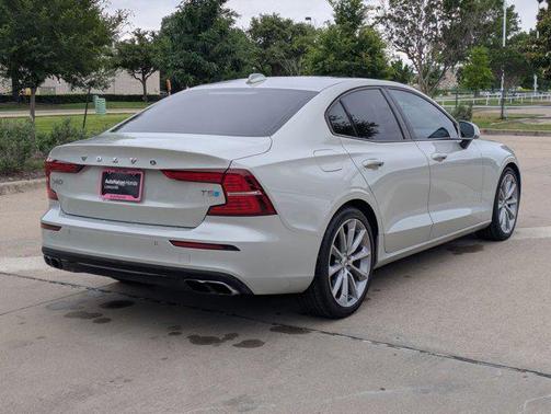 Silver/Gray 2019 Volvo S60 T5 Momentum