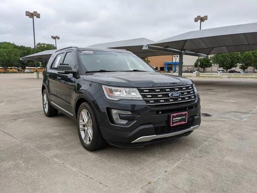 Photo 3 of 24 of 2017 Ford Explorer XLT