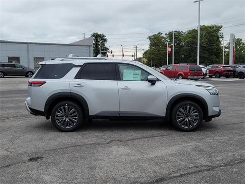 2025 Nissan Pathfinder SL