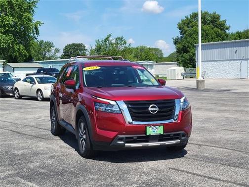 2023 Nissan Pathfinder SL