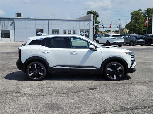 2025 Nissan Kicks SR