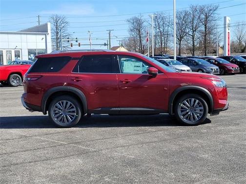 2025 Nissan Pathfinder SL