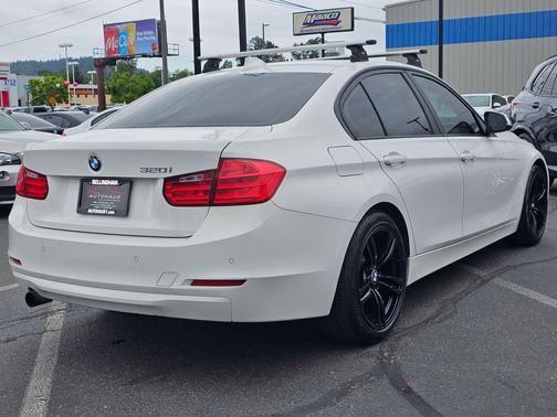 White 2013 BMW 320 i