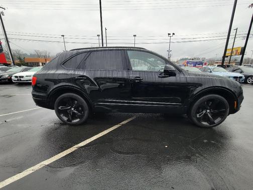 Photo 5 of 30 of 2018 Bentley Bentayga Black Edition
