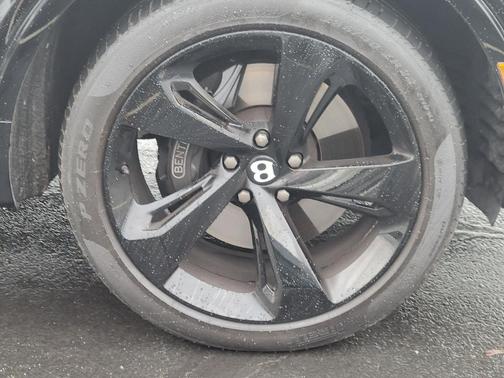 Photo 4 of 30 of 2018 Bentley Bentayga Black Edition