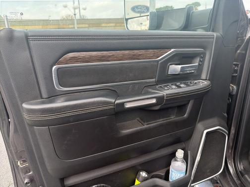 2019 RAM 3500 Laramie Crew Cab 4x4 8' Box