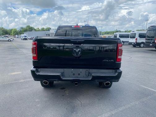 Diamond Black Crystal Pearlcoat 2022 RAM 1500 Laramie